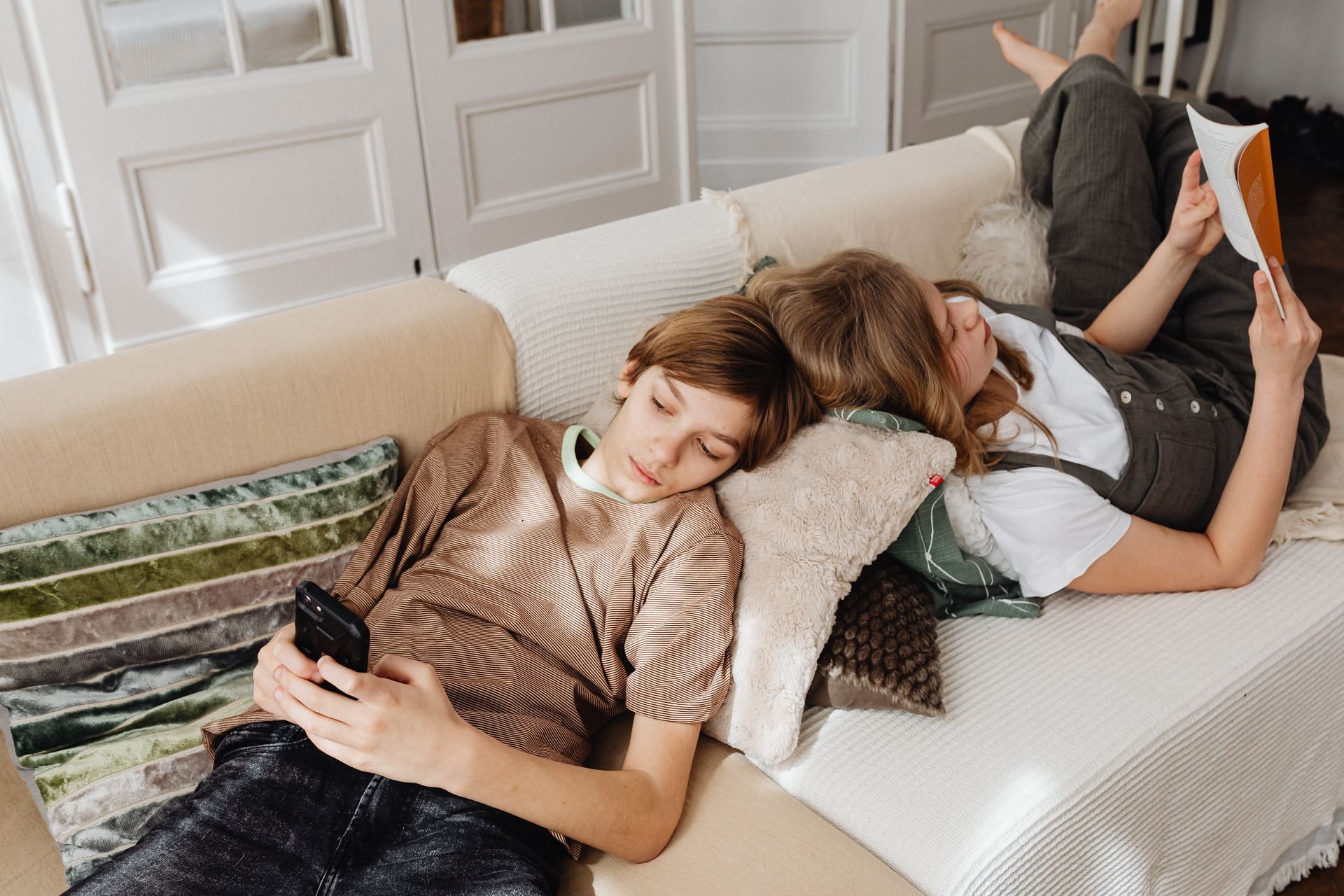 Family often is a primary source of support and validation, can it affect us negatively? (Image via Pexels/ Karolina Grabowska)